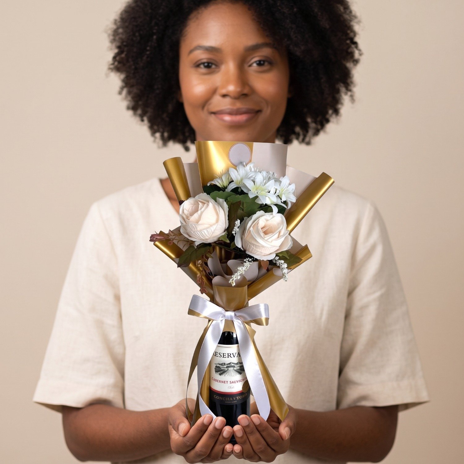 Buquê No Vinho Reservado Com Flores Brancas