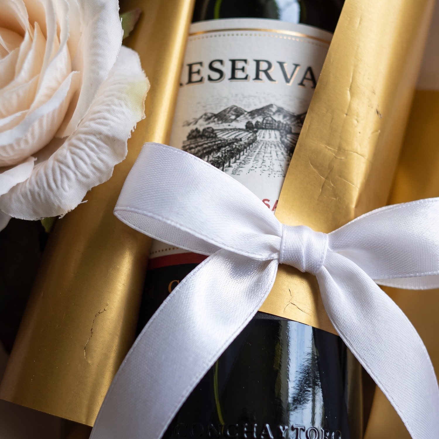 Buquê No Vinho Reservado Com Flores Brancas