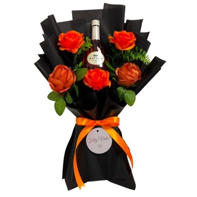 Buquê Com Vinho Mateus e Rosas Laranjas