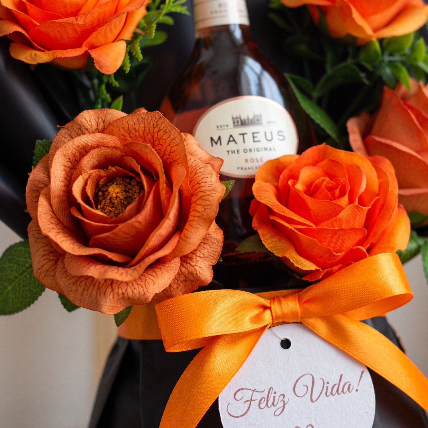 Buquê Com Vinho Mateus e Rosas Laranjas