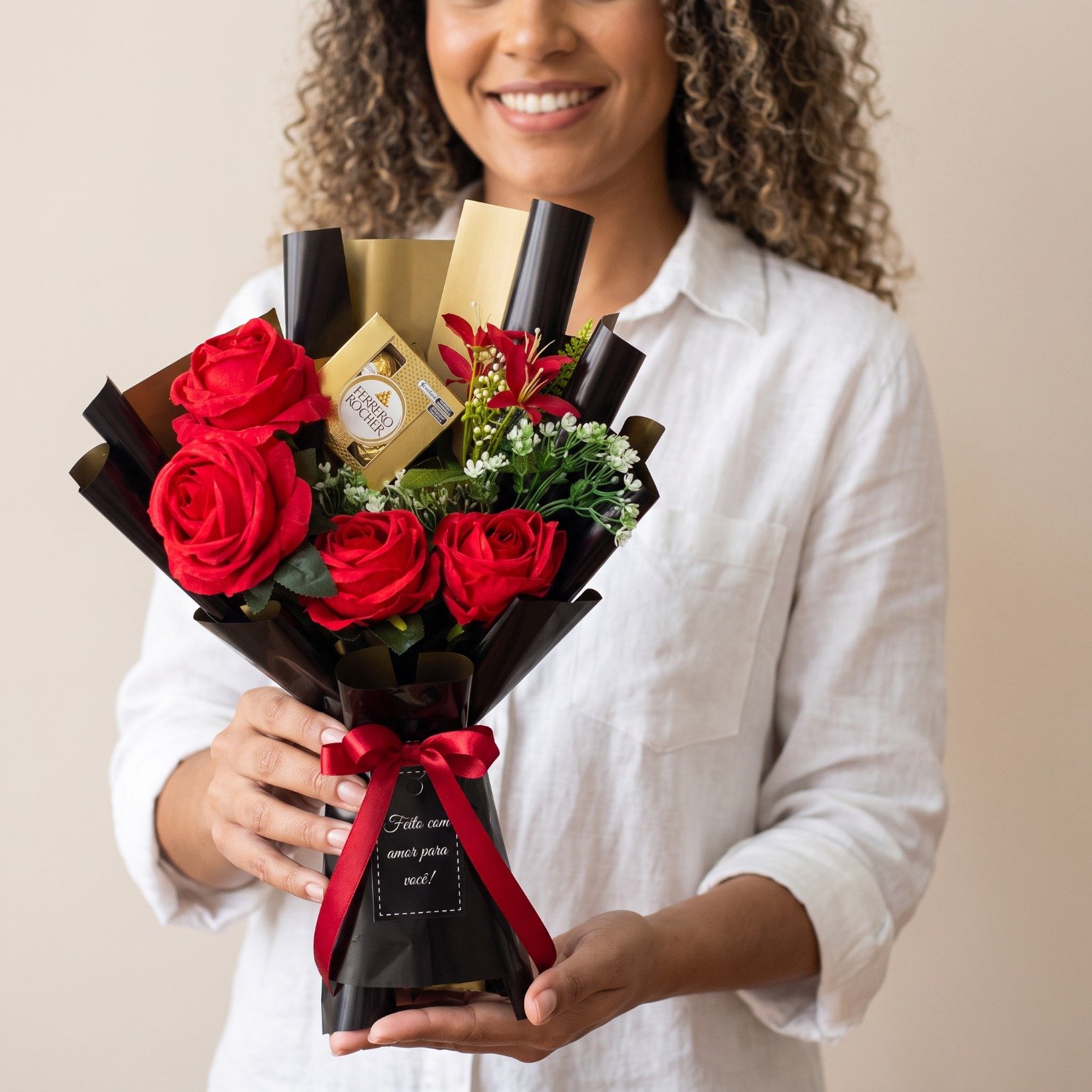 Buquê Preto Com Rosas Vermelhas e Ferrero