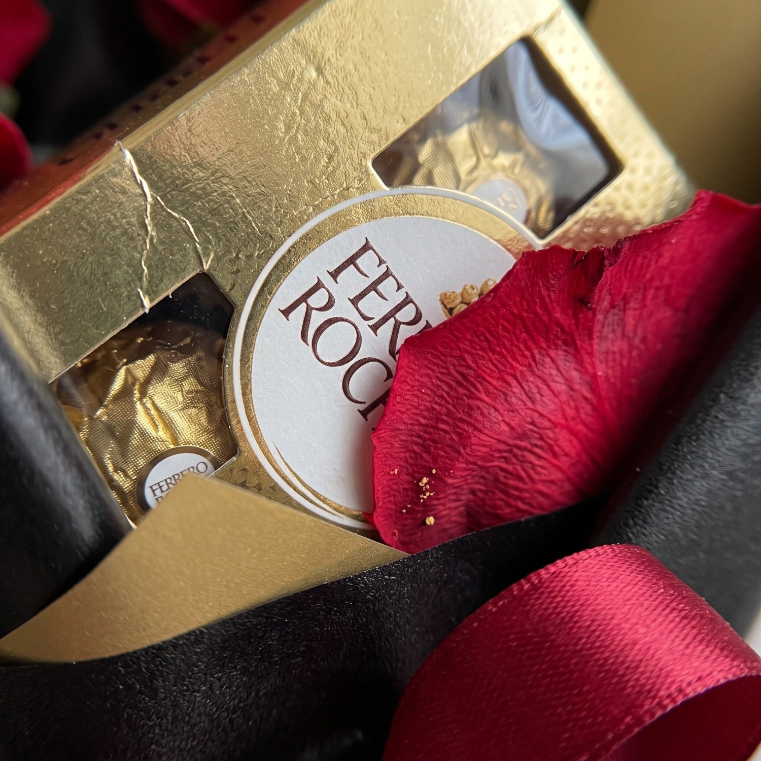 Buquê Preto Com Rosas Vermelhas e Ferrero