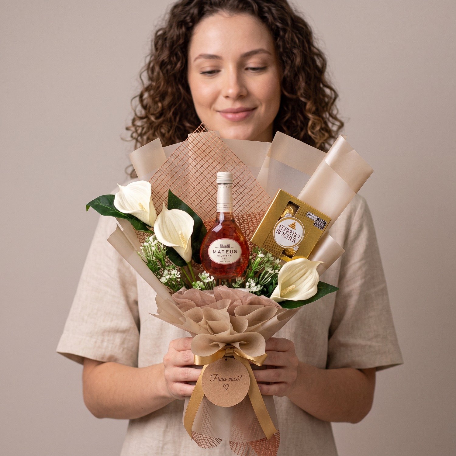 Buquê Com Copo de Leite, Chocolate e Vinho