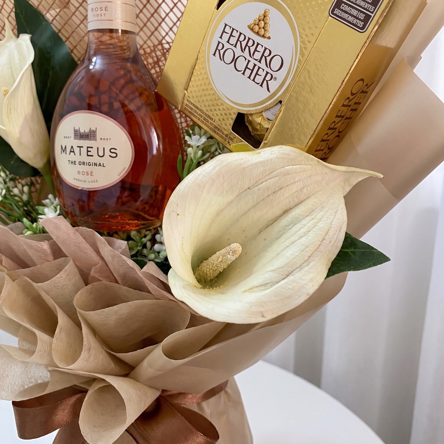 Buquê Com Copo de Leite, Chocolate e Vinho