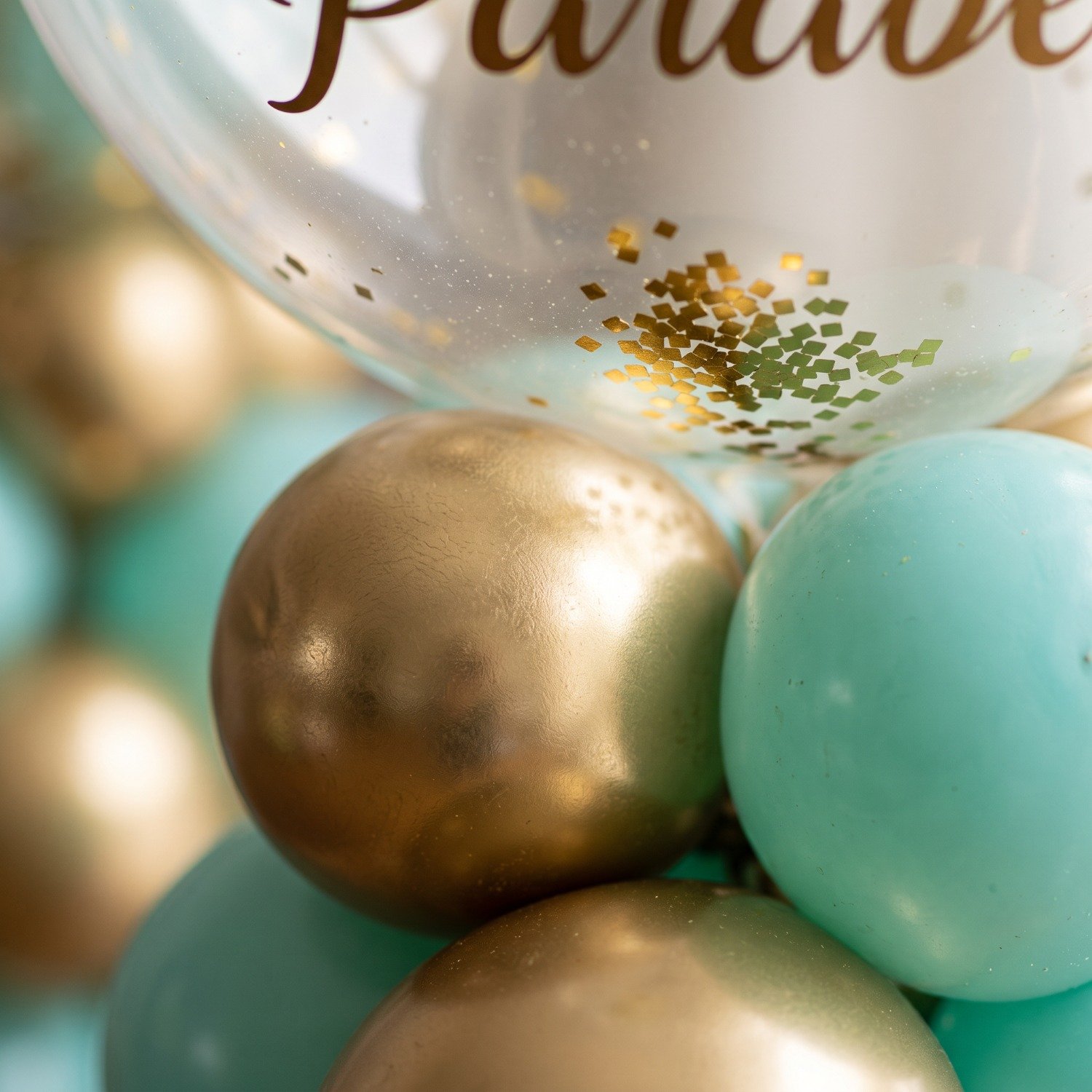 Balão de Parabéns Dourado e Verde Água