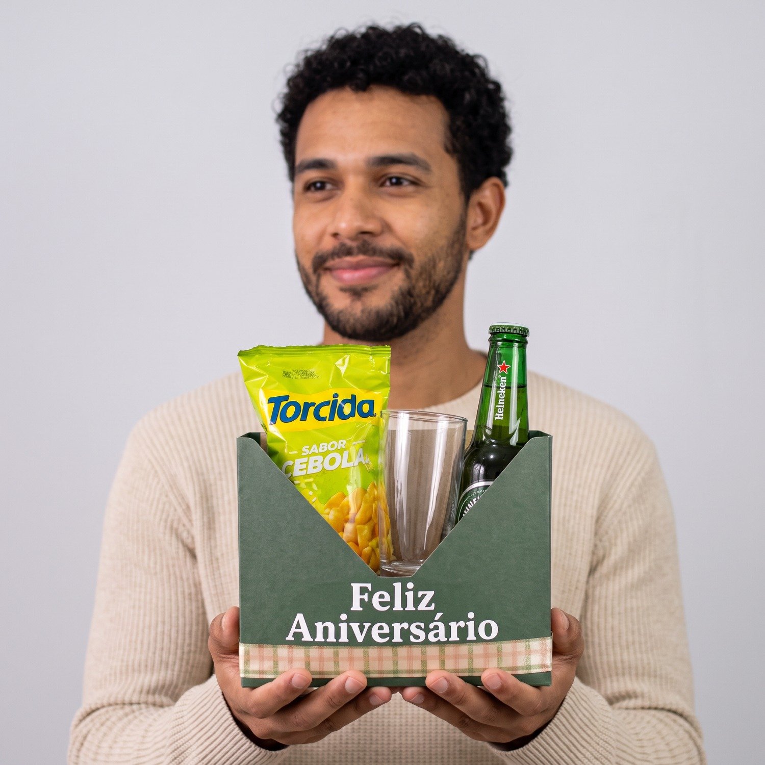 Cesta Feliz Aniversário Cerveja, Copo e Salgadinho