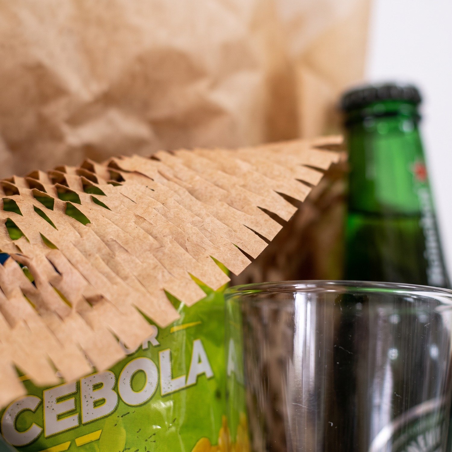 Cesta Feliz Aniversário Cerveja, Copo e Salgadinho