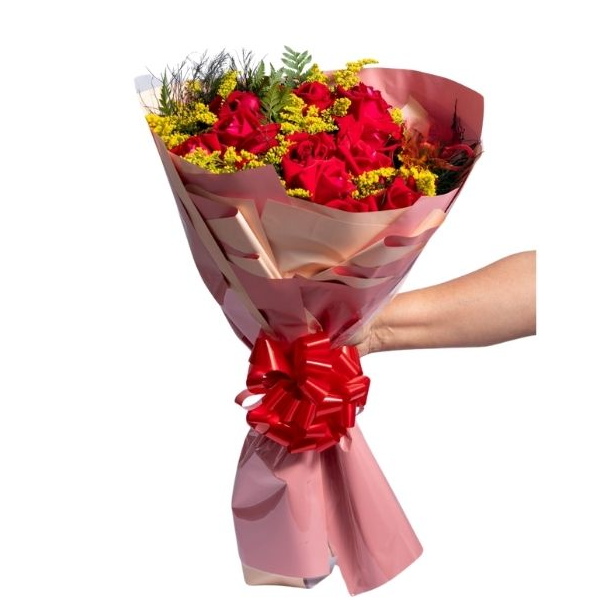 Buquê de 12 Rosas Vermelhas e Folhagens 