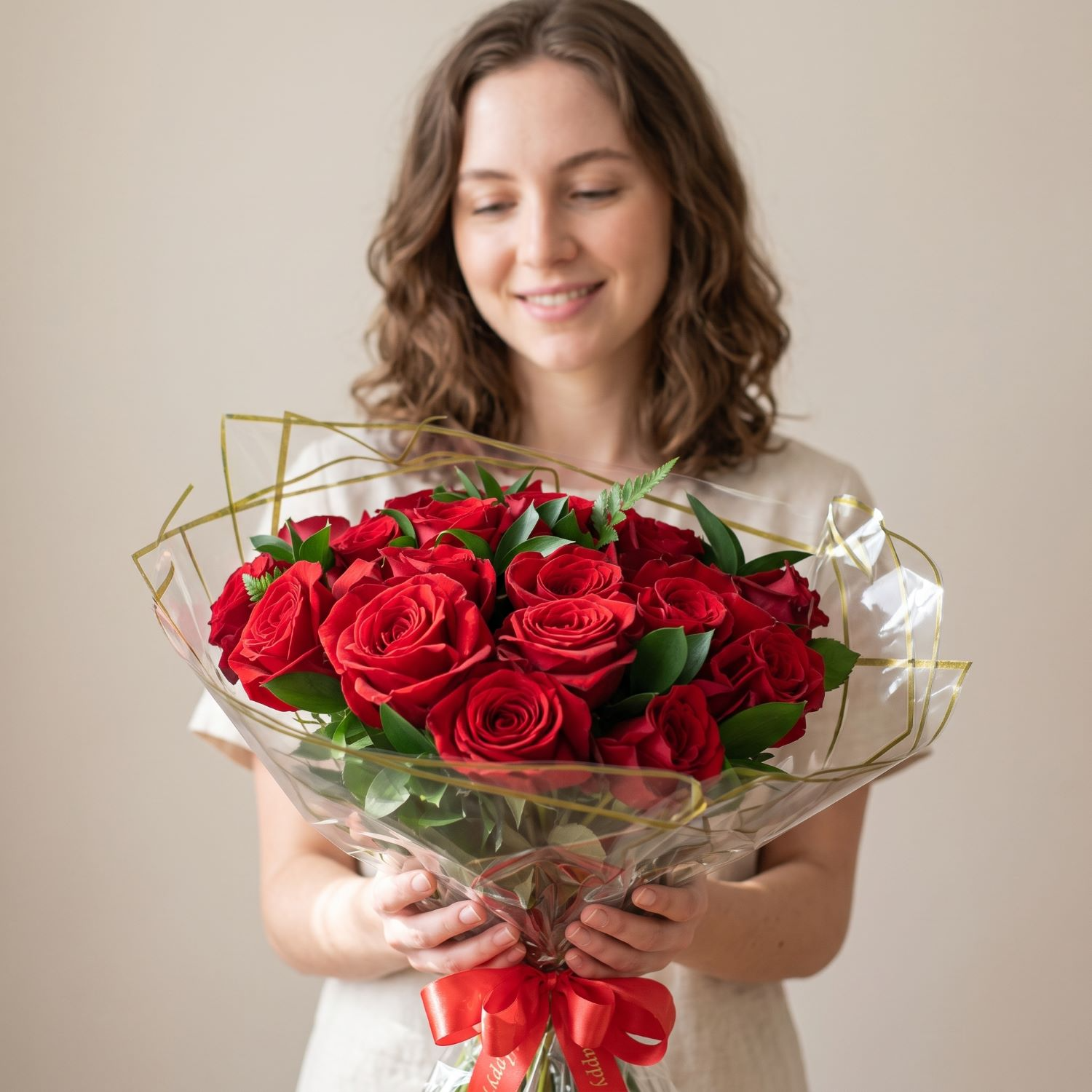 Buquê de 20 Rosas Vermelhas e Folhagens 