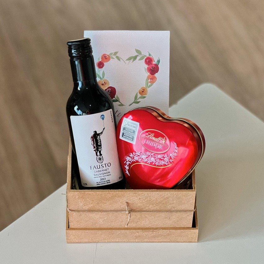 Cesta Dia dos Namorados Vinho e Chocolate Lindt 