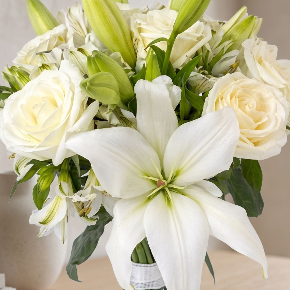 Buquê Lírios Brancos com Rosas
