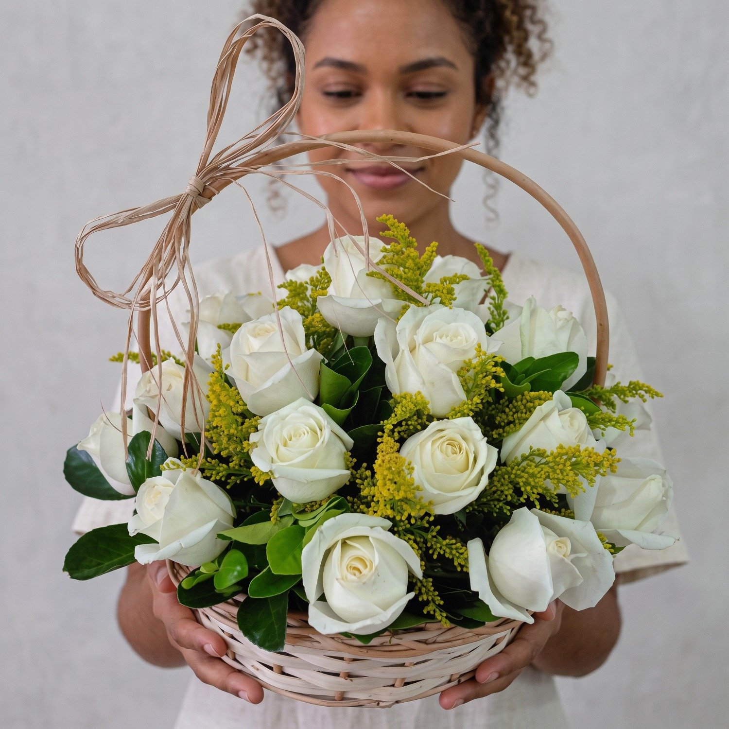 Cesta com 24 Rosas Brancas