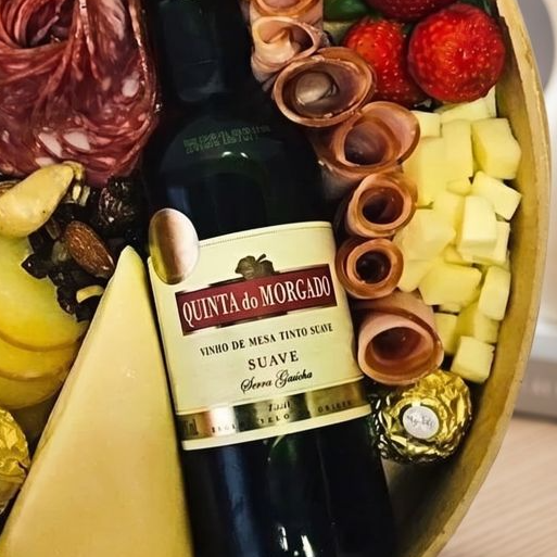 Cesta Gourmet de Queijo Vinho e Frios