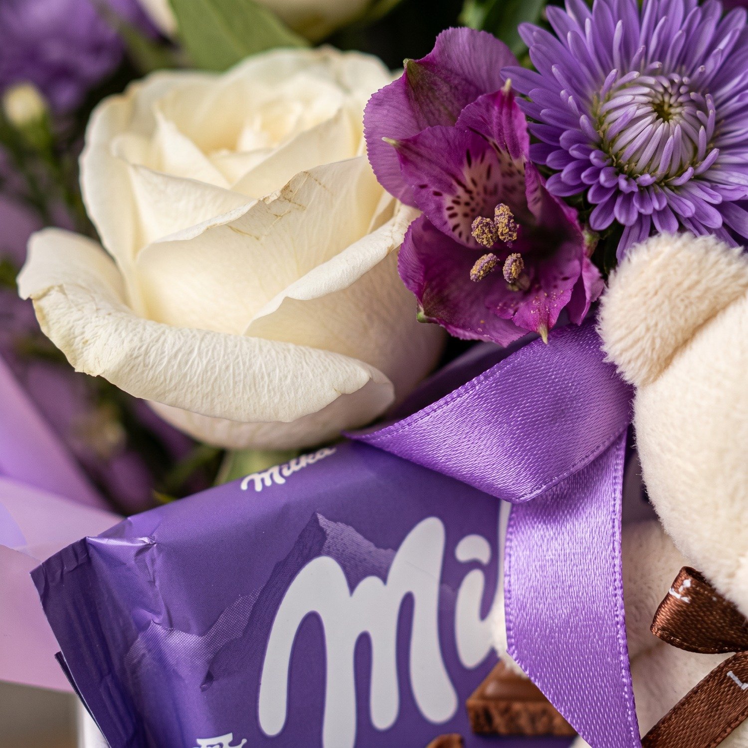 Cesta de Flores Alegria Amor e Chocolate