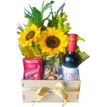 Cesta de Girassóis Com Vinho e Lindt