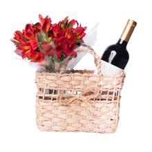 Sacola de Palha com Vinho e Astromélias