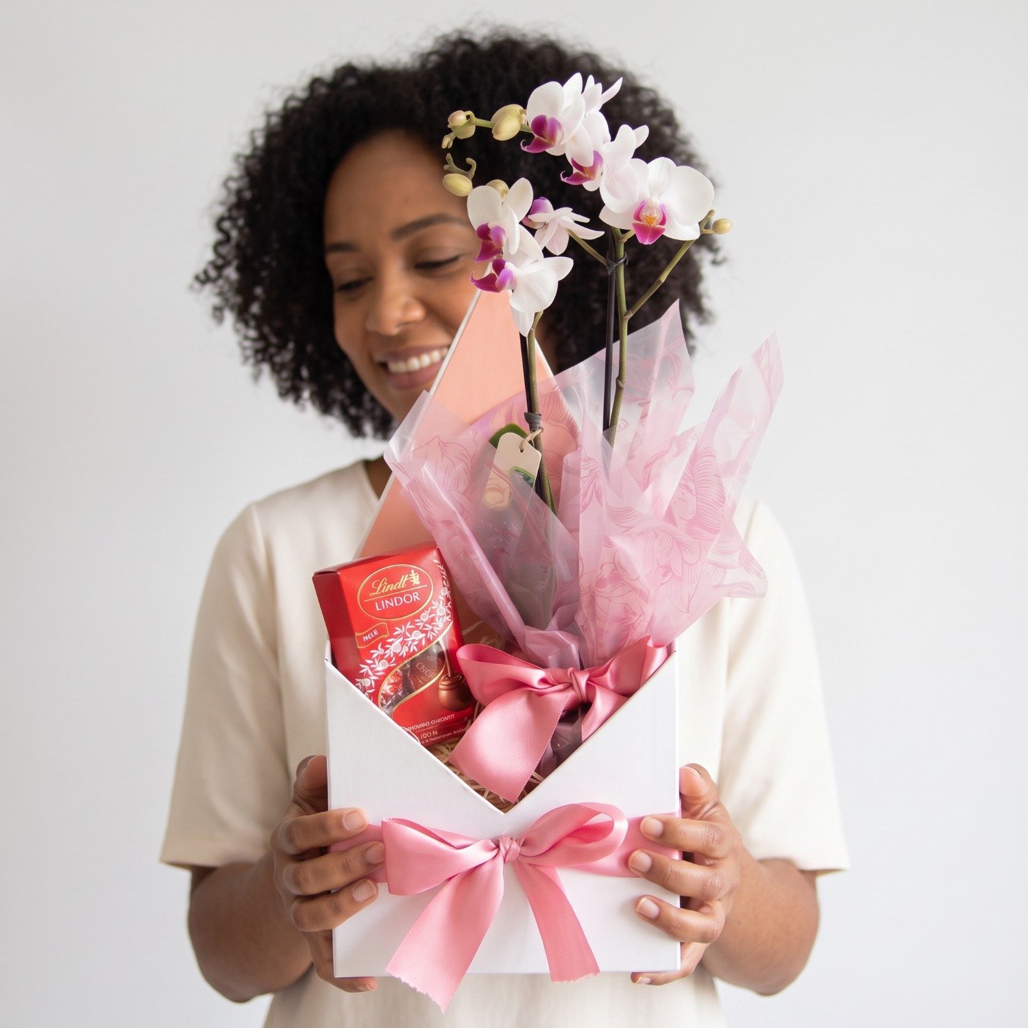 Cesta com Orquídea e Chocolate