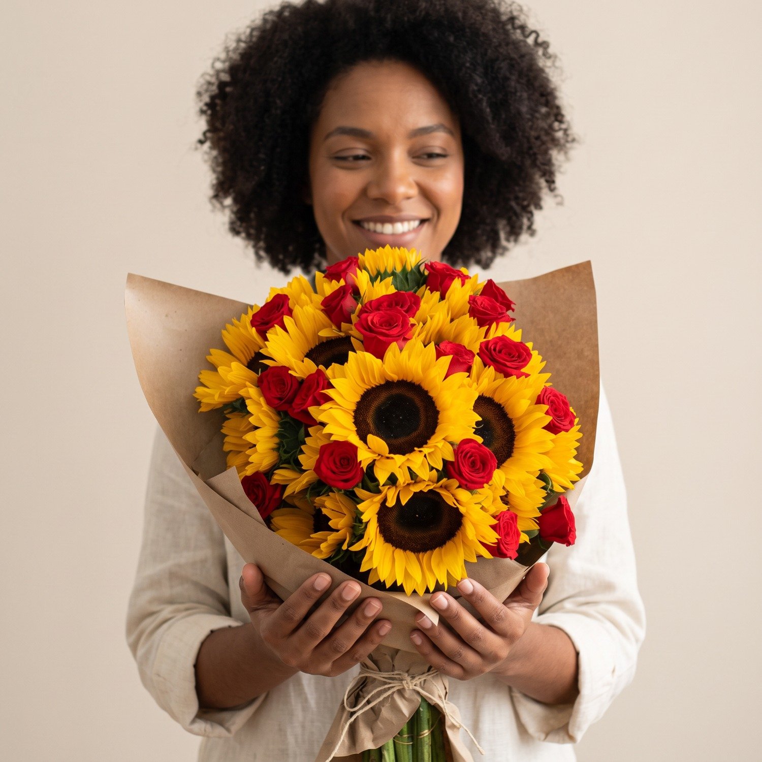 Buquê Aya Rosas e Girassóis