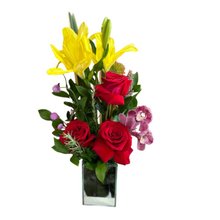 Rosas e Lírios em Cachepô de Vidro