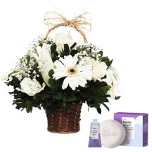 Cesta de Flores Brancas com Kit Natura