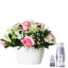 Delicado Arranjo de Rosas e Astromélias com Kit Natura