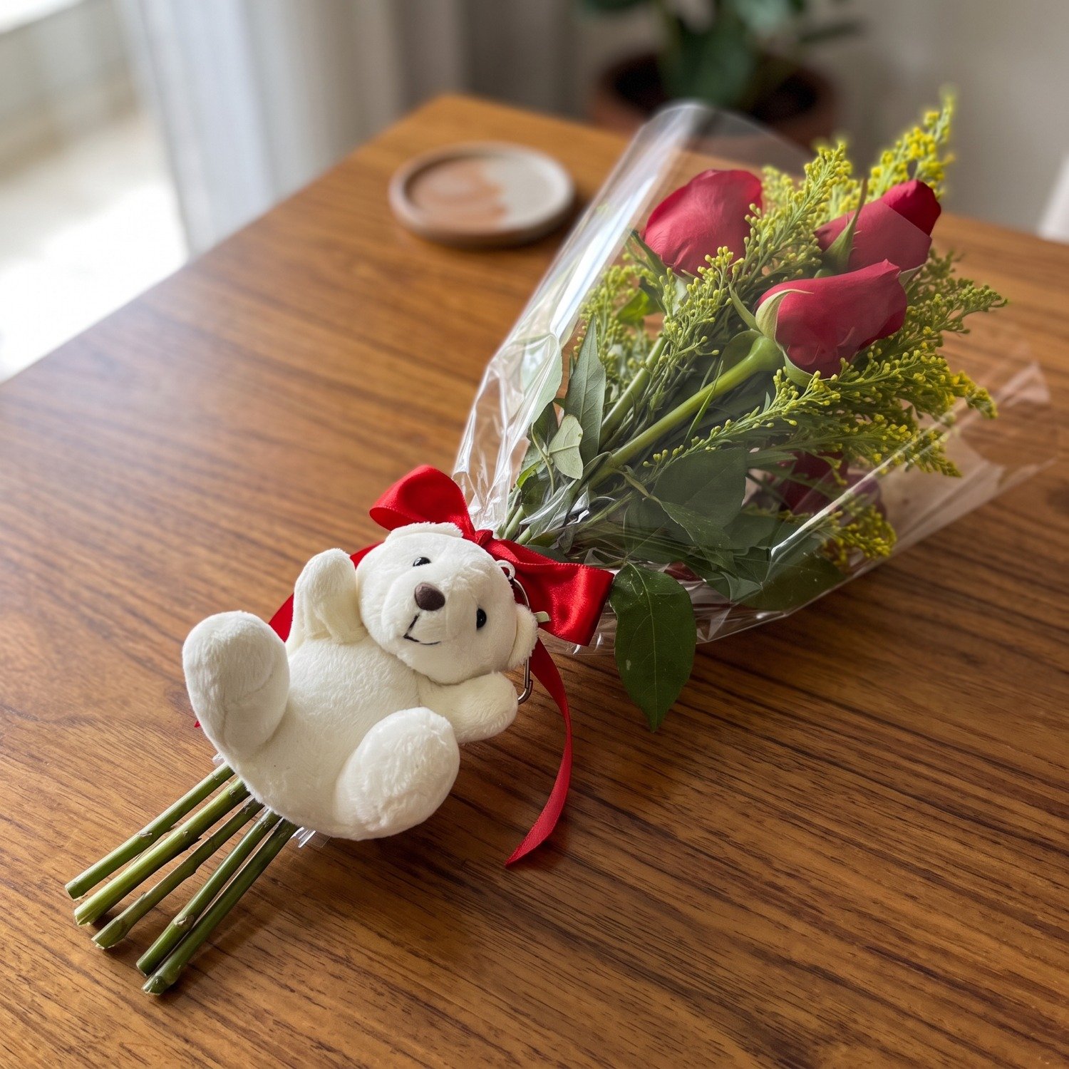 Leque de Três Rosas Vermelhas com Ursinho