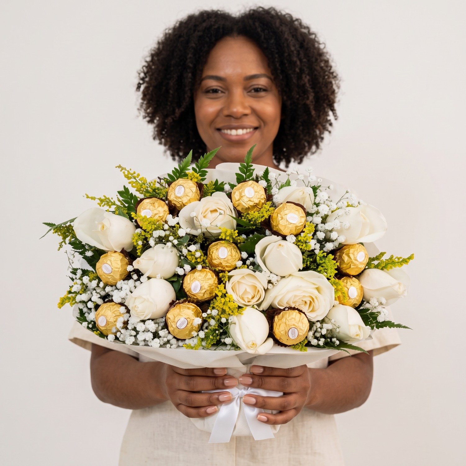 Bouquet 12 Rosas Brancas com Bombons Ferrero Rocher