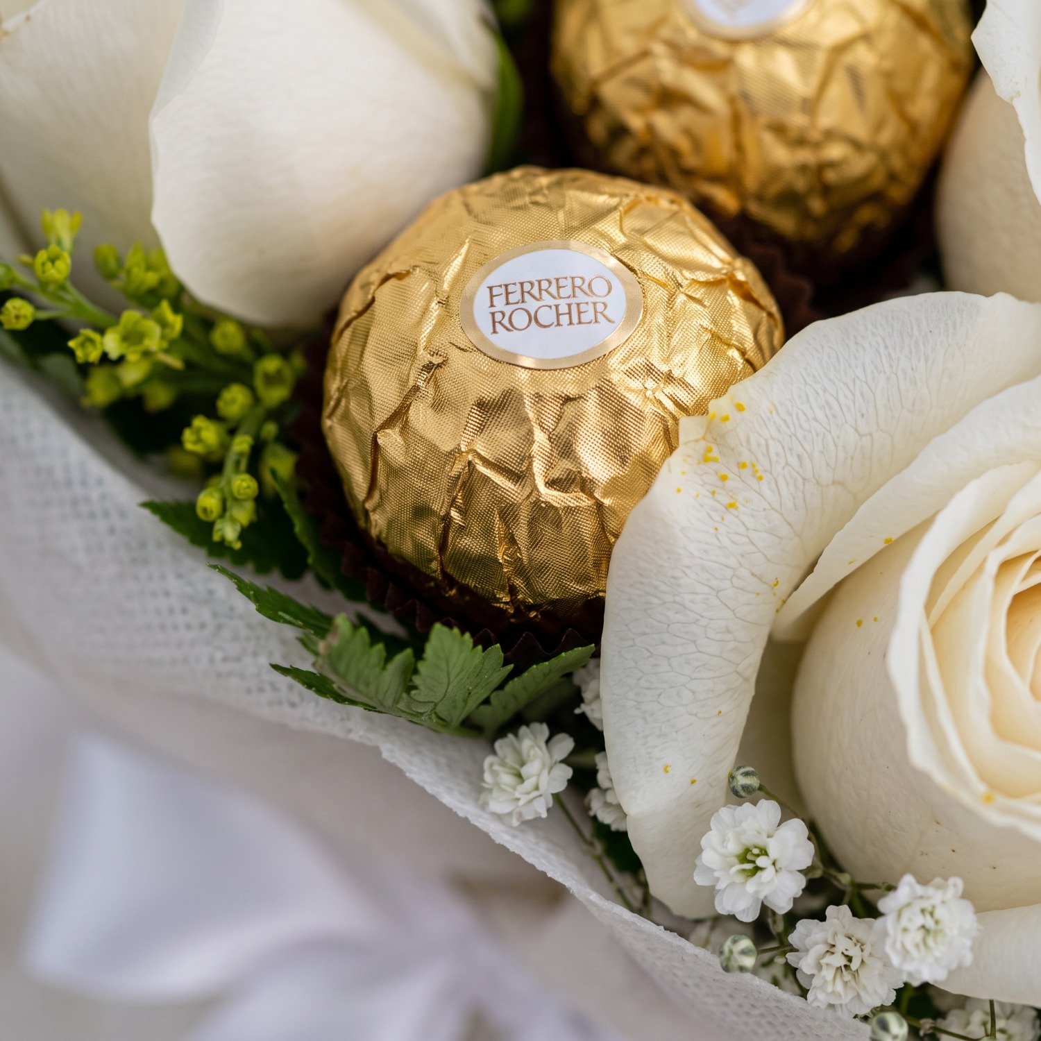 Bouquet 12 Rosas Brancas com Bombons Ferrero Rocher