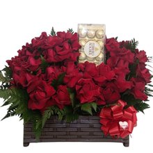 Arranjo 50 Rosas Especiais e Ferrero Rocher 