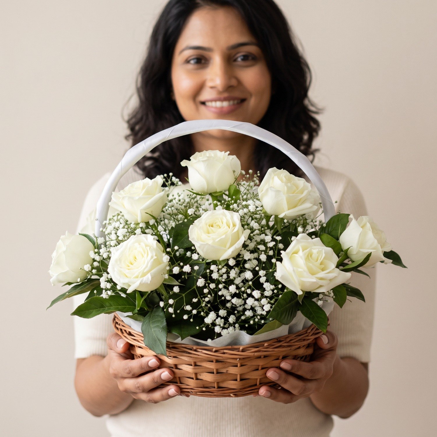 Cesta Rosas Brancas com Mosquitinhos