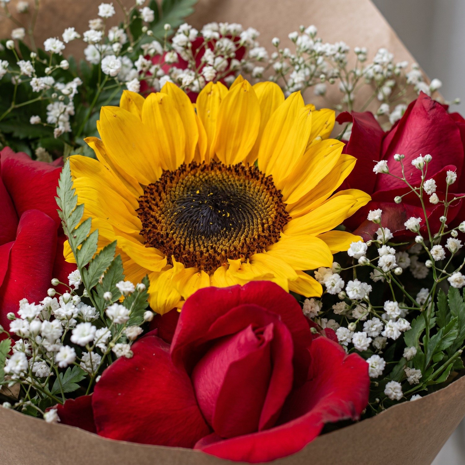 Buquê 4 Rosas e 1 Girassol