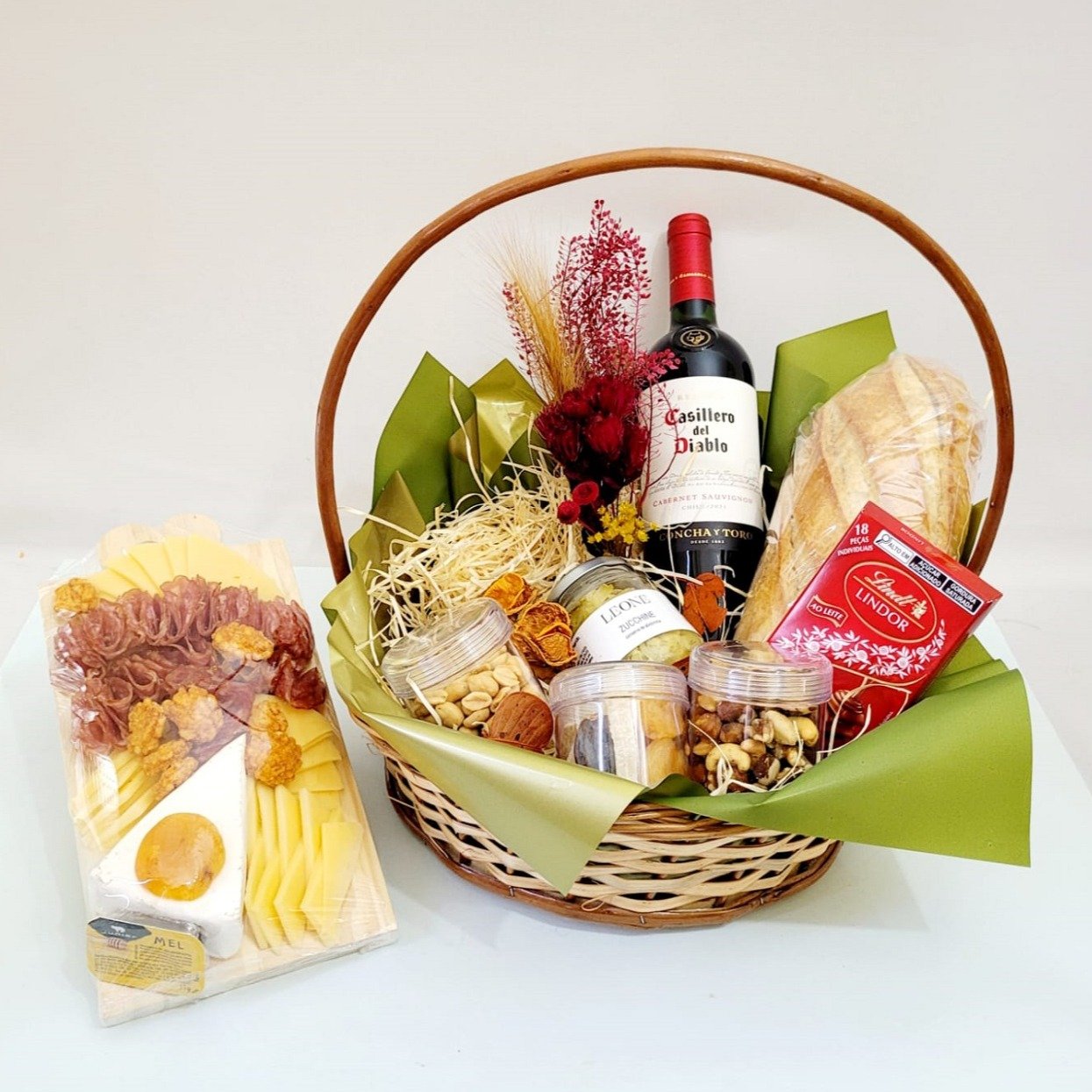 Cesta Vinho, Frios, Antepasto e Lindt