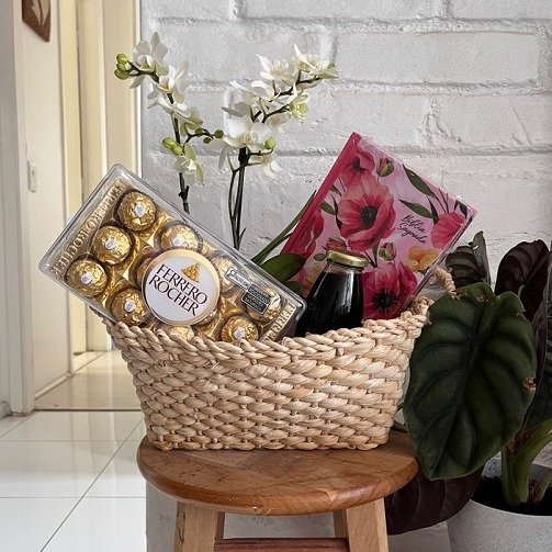 Cesta com Bíblia, Orquídea e Chocolate