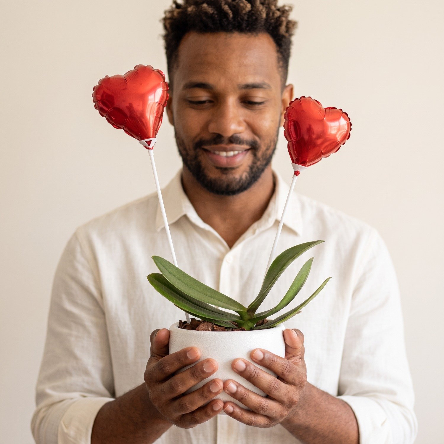 Orquídea Branca com Coração em Vaso de Cerâmica Branco