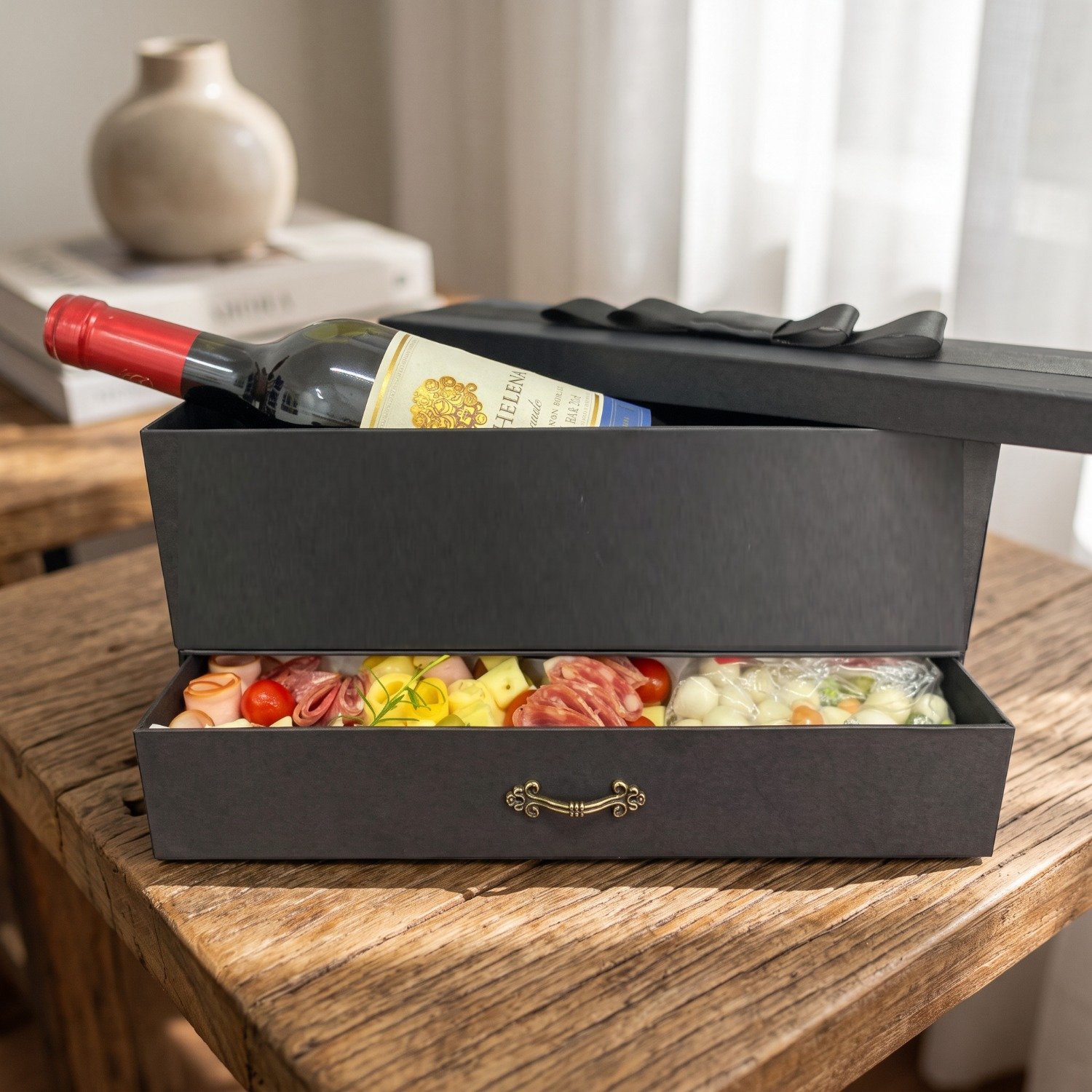 Caixa de vinho com petiscos