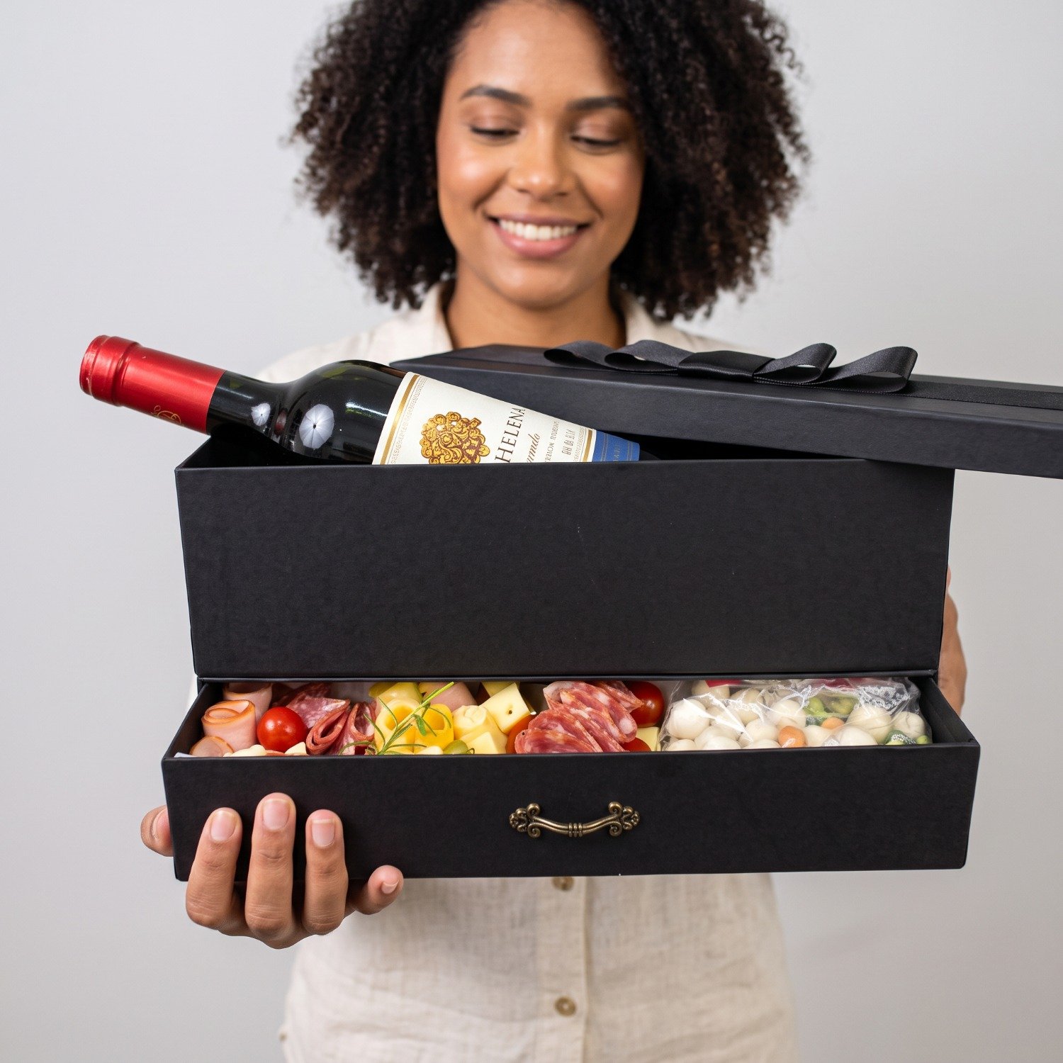 Caixa de vinho com petiscos