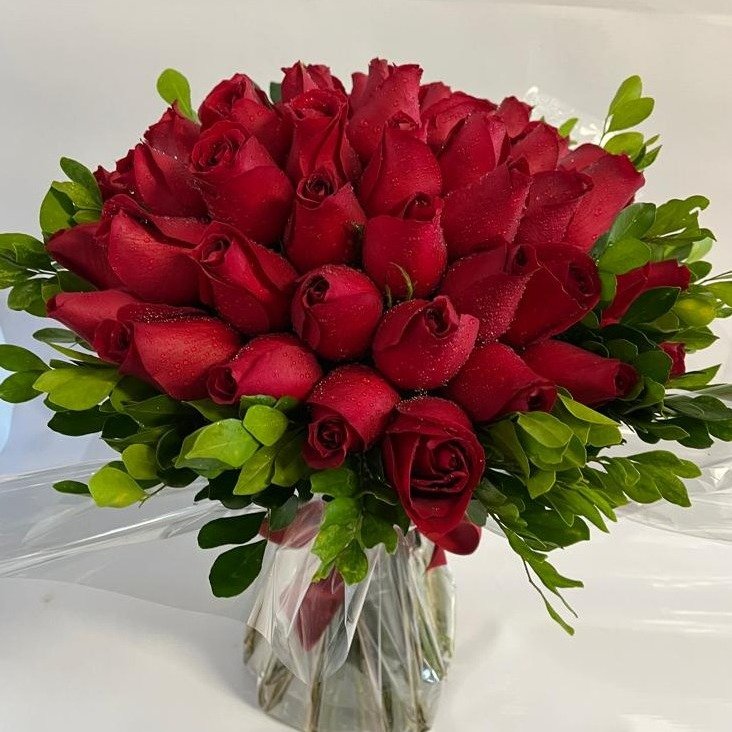 Buquê Luxo com 50 Rosas Vermelhas