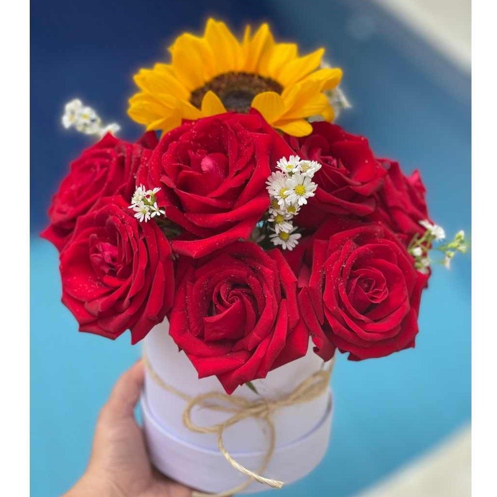 Box P com Rosas Colombianas e Girassol  