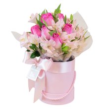 Arranjo de Rosas e Astromélias Rosadas Box Grenoble