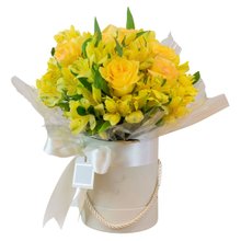 Arranjo de Rosas e Astromélias Amarelas Box Grenoble