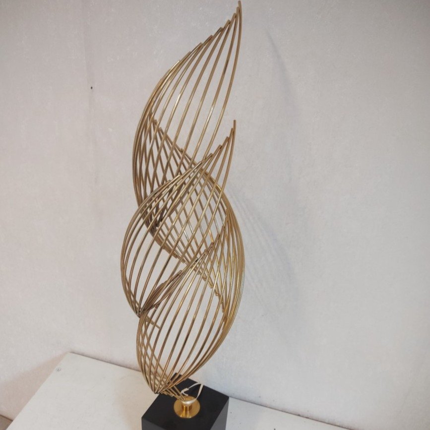 Escultura Abstrata em Metal Dourado 