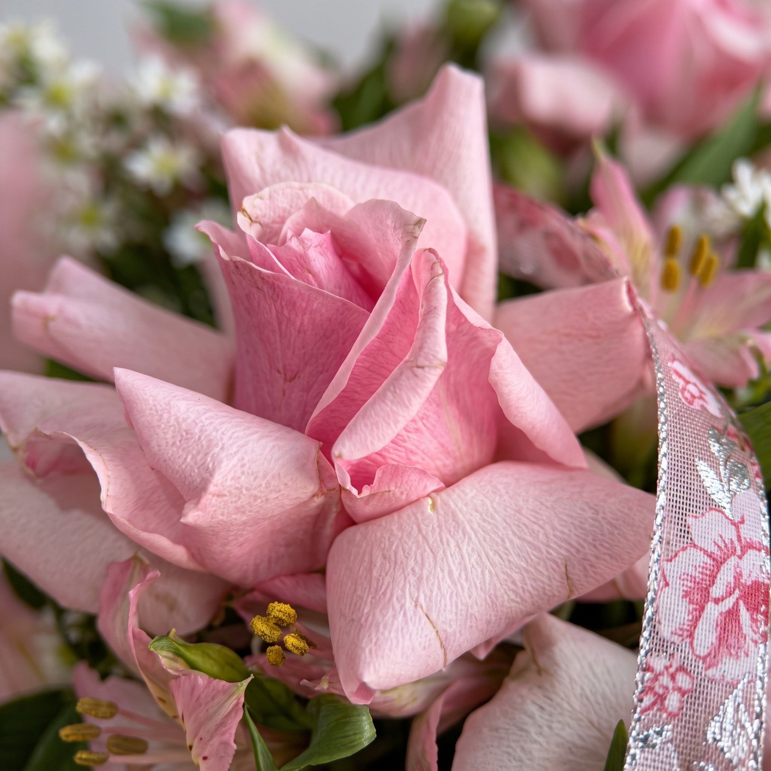 Buquê com Rosas e Astromélias 