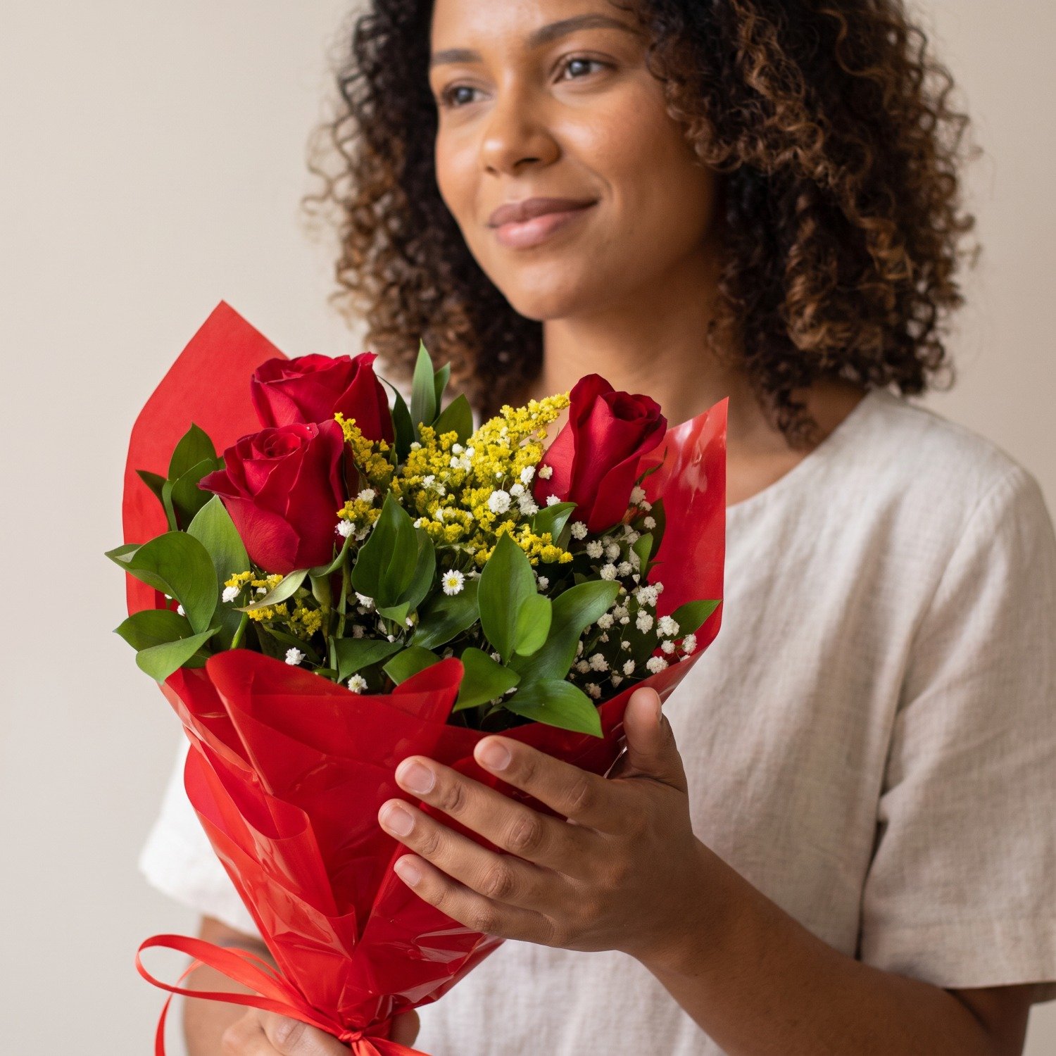 Buquê de 3 Rosas Vermelhas com Tango e Gipsofila