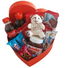 Cesta Coração com Chocolates, Doces e Pelúcia