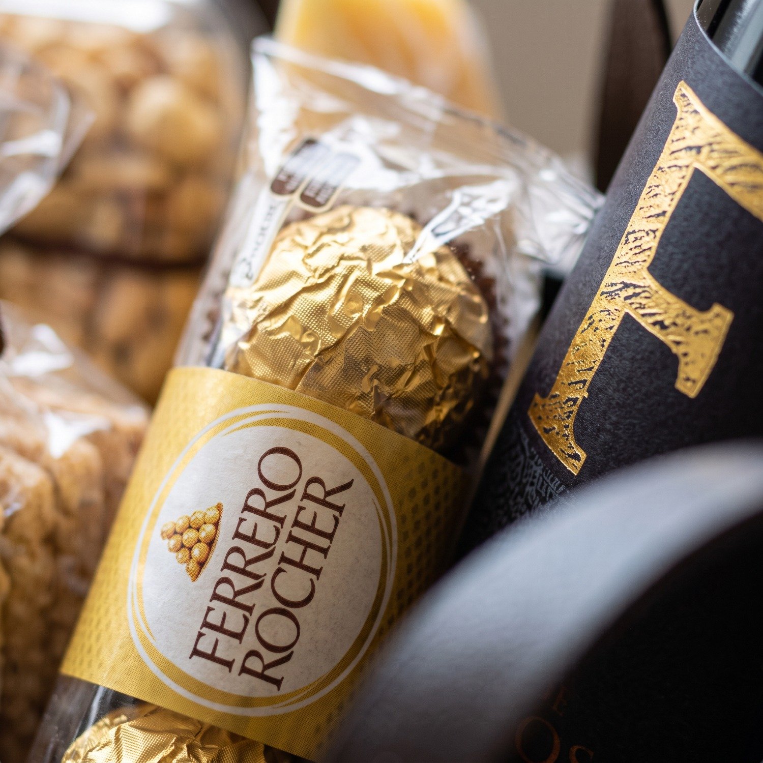 Cesta Premium Queijos, Ferrero e Vinho 