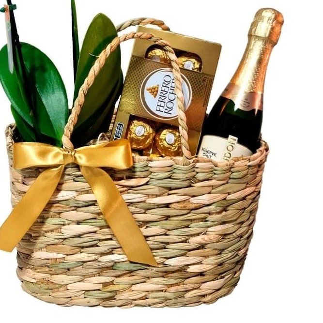 Cesta de Palha com Orquídea, Bombons e Espumante 