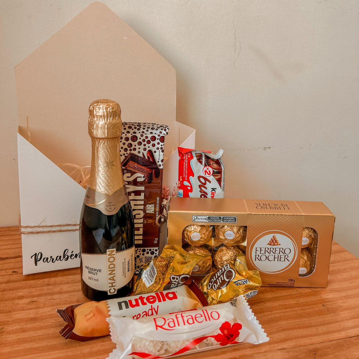 Cesta de Aniversário com Mini Chandon Parabéns