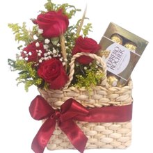 Cesta com Rosas e Bombons