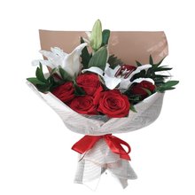Buquê de Lírio Branco e Rosas Vermelhas