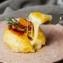 Mini Brie Folhado com Mel